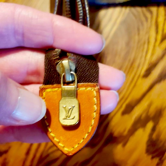 Louis Vuitton LV monogram toiletry bag with divider. - Picture 5 of 8